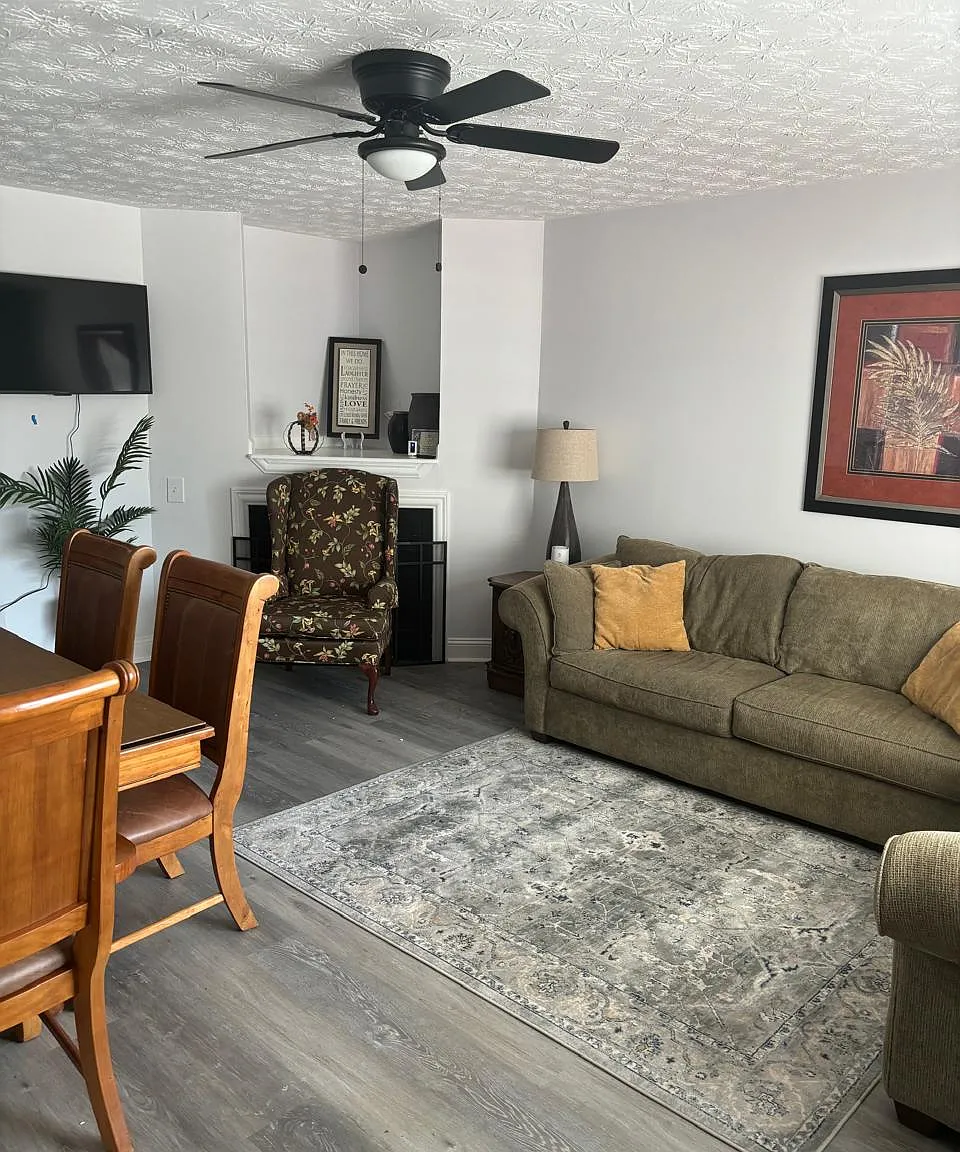 3 bed, 3.5 bath, 1800 sqft, $1,100 — Photo 1