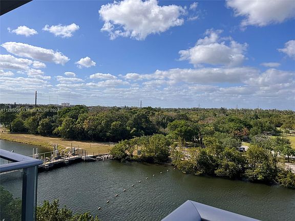 4th image of 16385 Biscayne Blvd #606