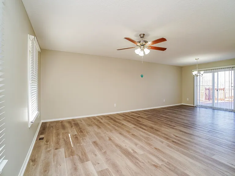 1041 Oxford Dr N — Photo 6
