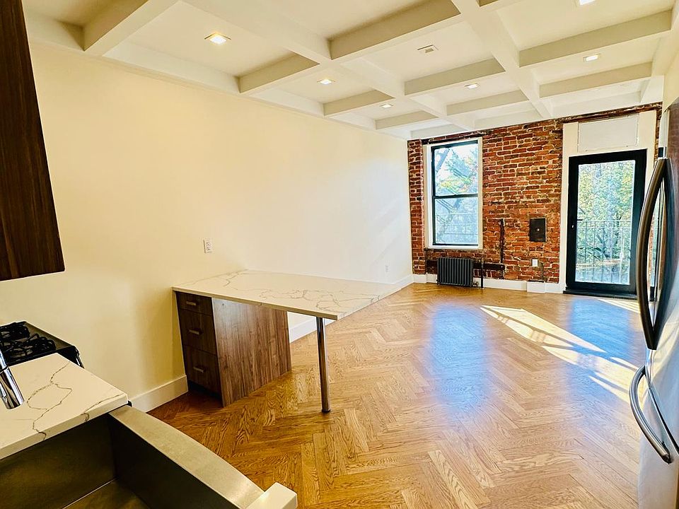 1st image of 921 Washington Ave #141