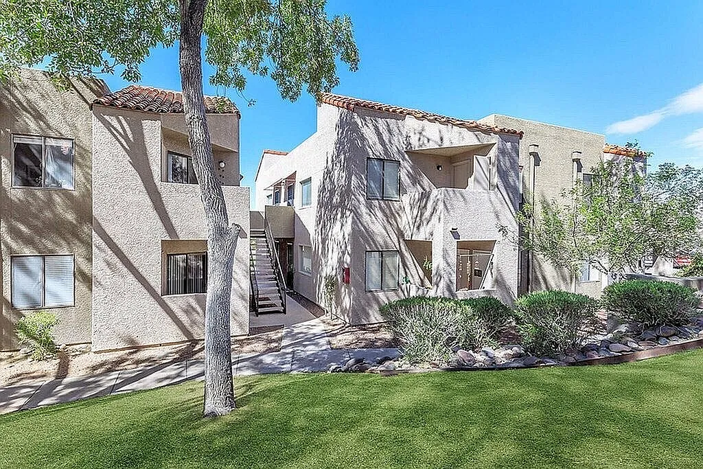1050 North Camino Seco — Photo 2