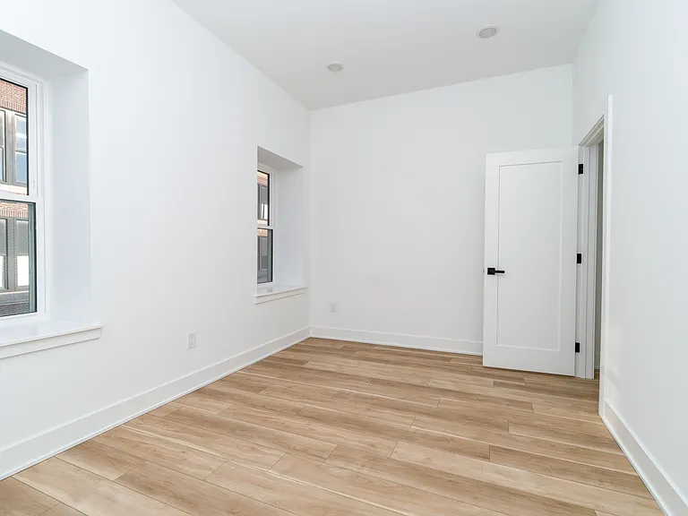 2700 E Auburn St — Photo 25