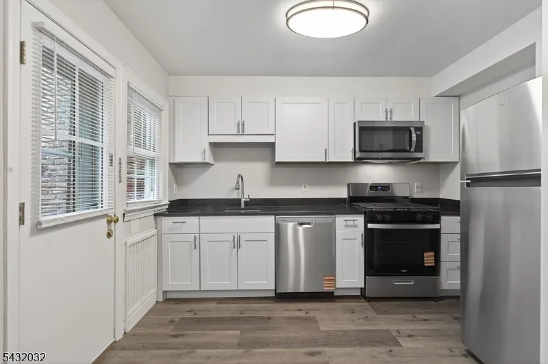 2 bed, 1.0 bath, $3,200 — Photo 4