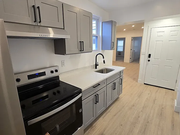 31 Van Zandt St #2 — Photo 14