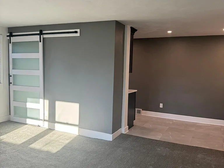 Livingroom with 85" Samsung Smart TV