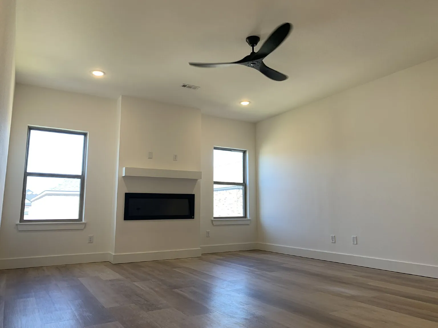 3 bed, 2.5 bath, 1900 sqft, $1,895 — Photo 3