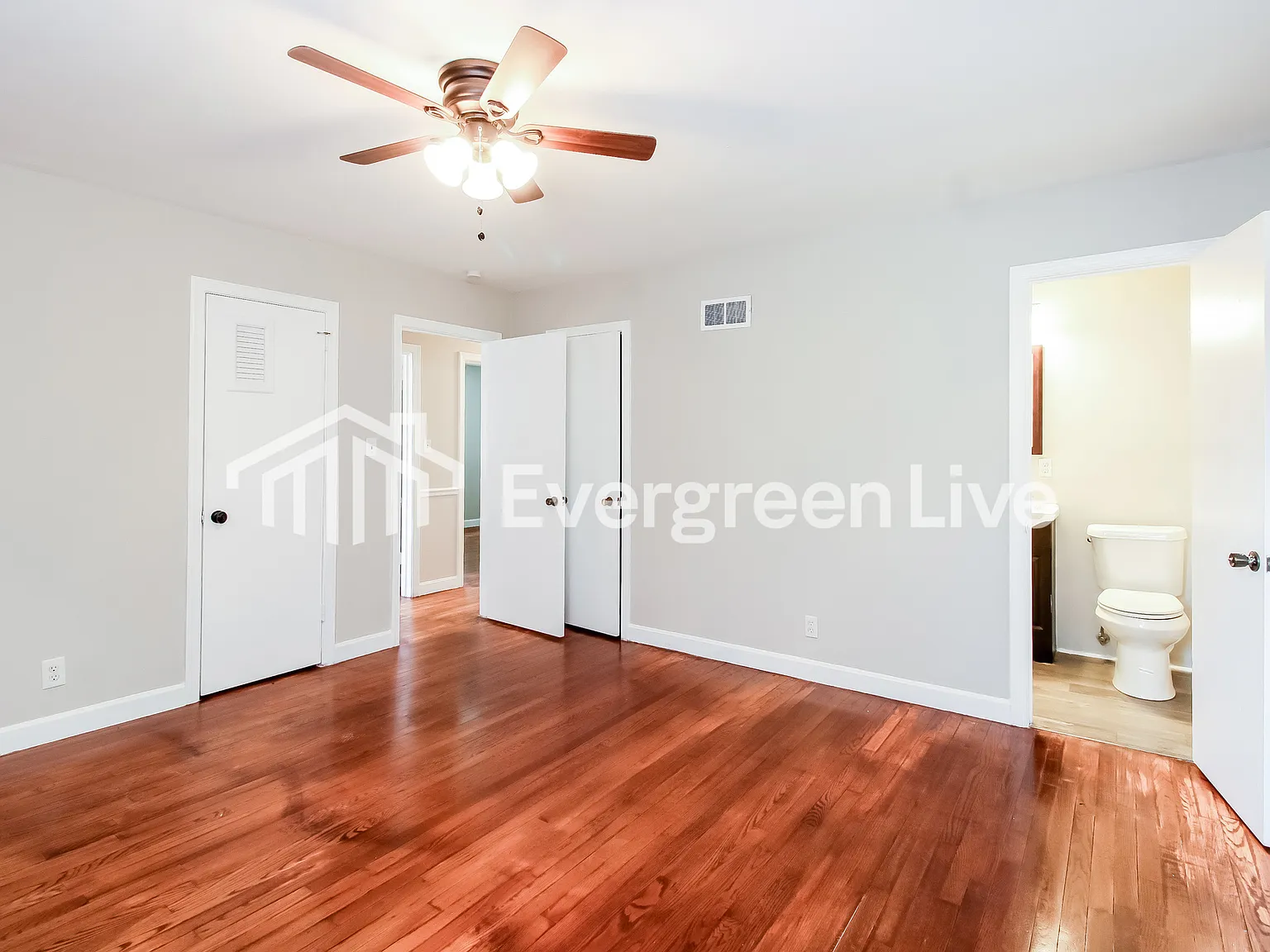 3 bed, 2.0 bath, 2487 sqft, $2,045 — Photo 2