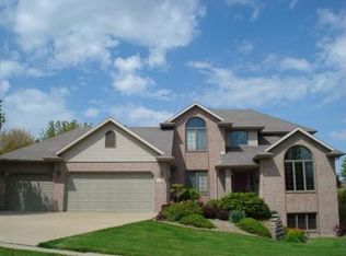 2887 Castle Woods Ln, Dubuque, IA 52001