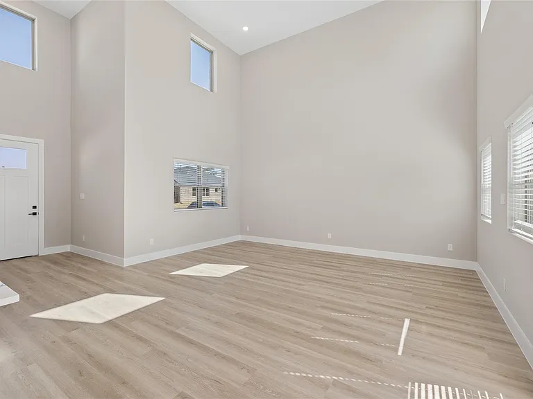 2603 Martinas — Photo 2