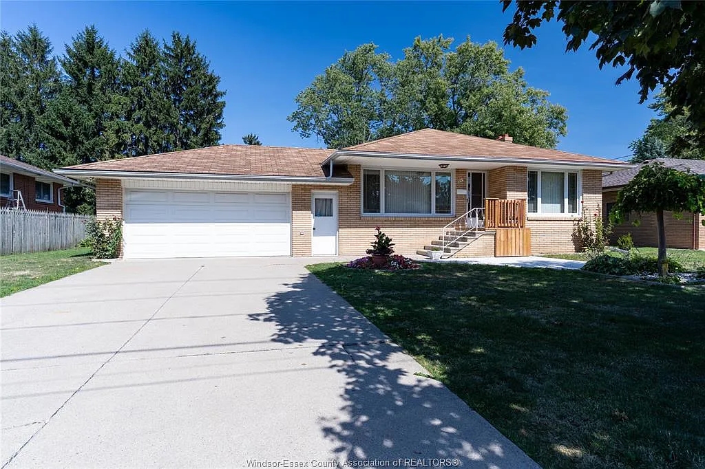 3 bed, $2,700 — Photo 1
