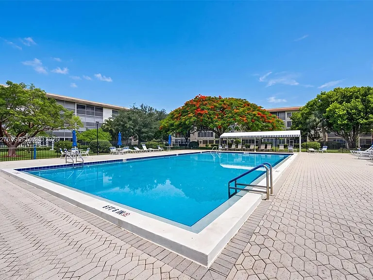 2404 Antigua Cir #M2 — Photo 18