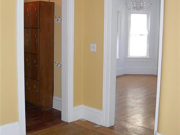 5th image of 1314 W 111th St