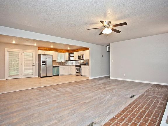 5th image of 209 W Highland St