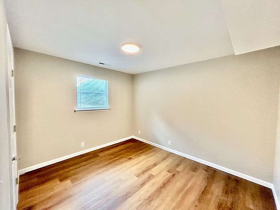 3rd image of 305 Woodcreek Dr #C-5