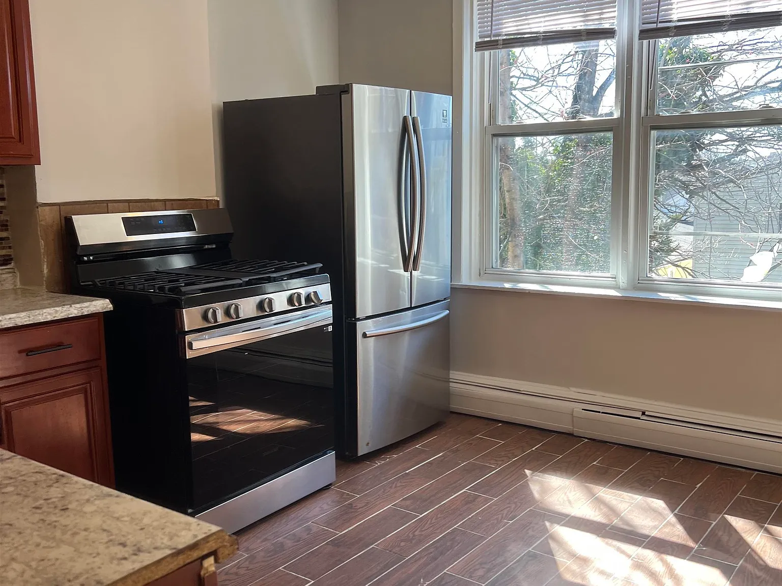 4 bed, 1.0 bath, 1308 sqft, $2,600 — Photo 2