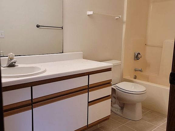 5th image of 5223 Spring St #301