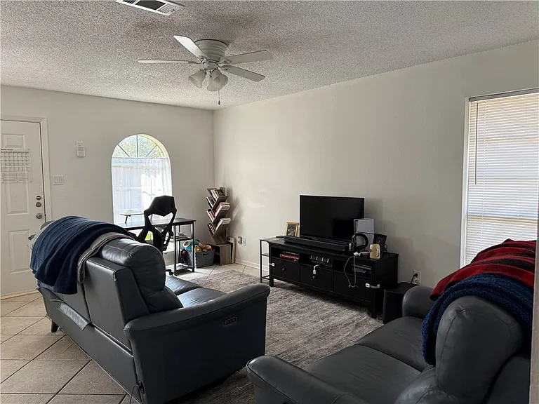 1533 Hillside Dr — Photo 5