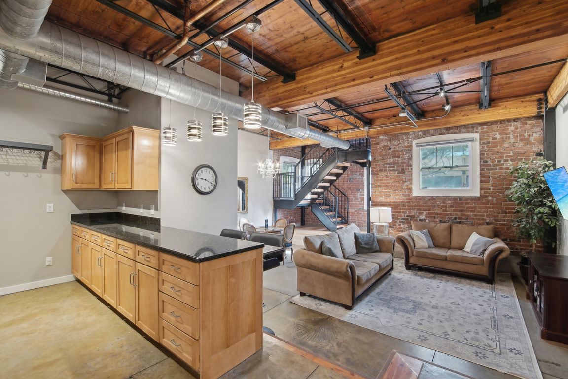W Roosevelt St 102-012.jpg