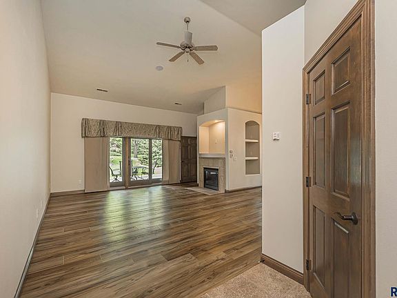 3rd image of 704 E 70th Pl