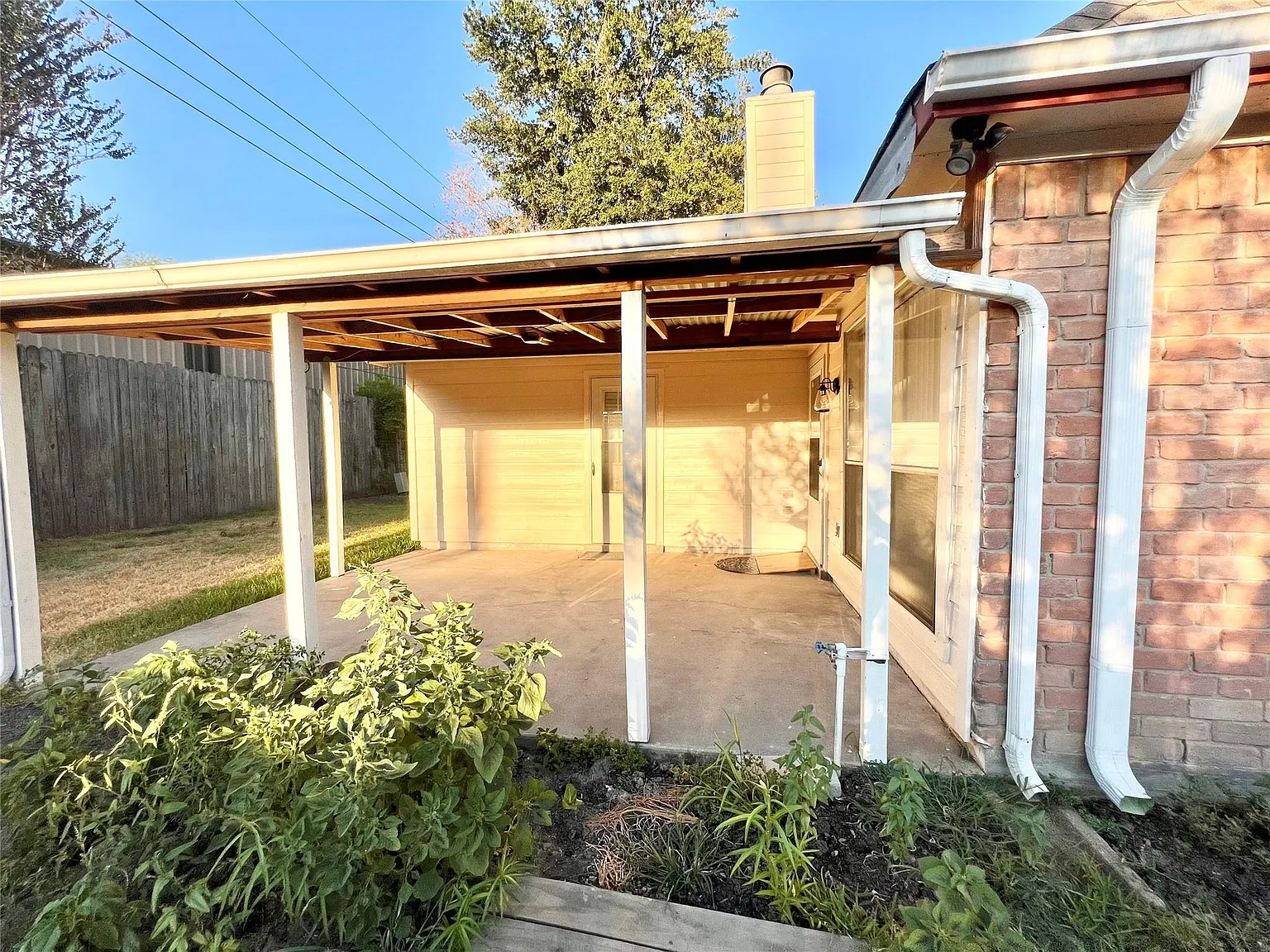 3 bed, 2.0 bath, 1835 sqft, $1,900 — Photo 4