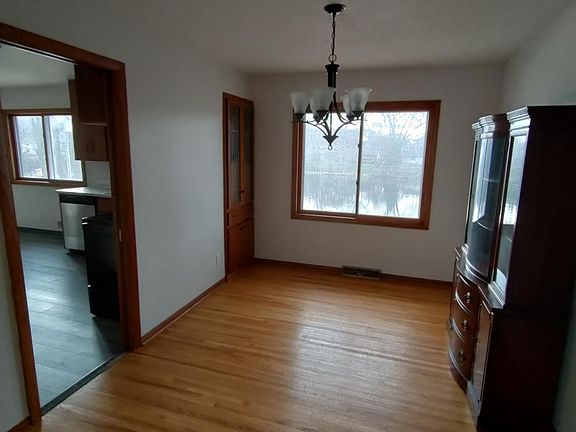 5th image of 2667 Riviera Dr S
