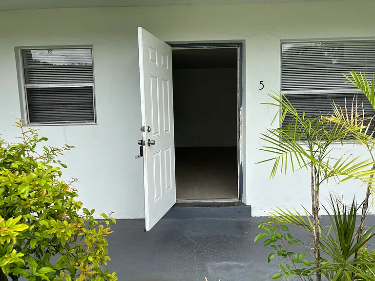 1916 SW 11th St #5 — Photo 2