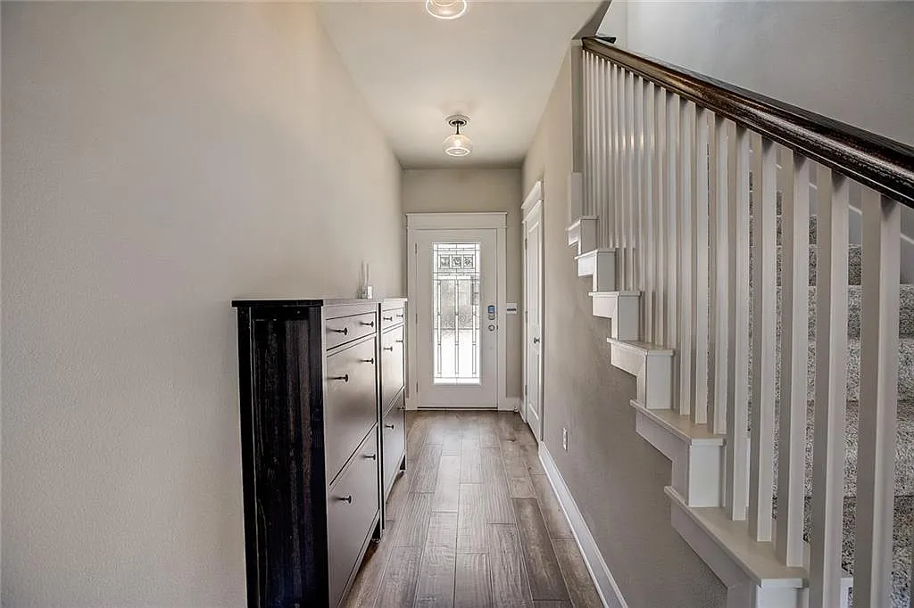 3 bed, 2.5 bath, 1739 sqft, $2,350 — Photo 2