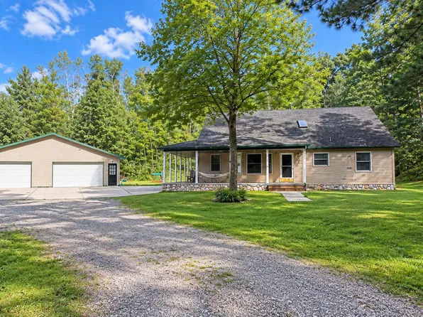 19399 Barberry Trl, Atlanta, MI 49709