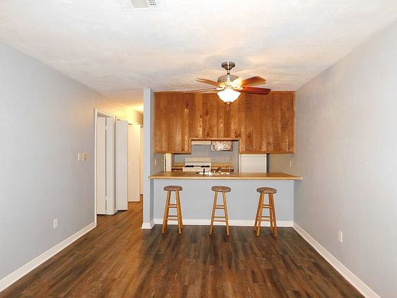 3rd image of 4304 NE 17th Ter