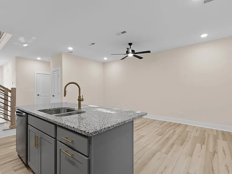 432 Wayne Ave #432 — Photo 5