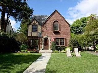 83 Plandome Ct, Manhasset, NY 11030