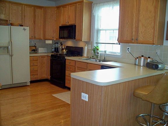 Kitchen w/Hardwood Floor
