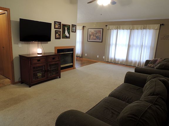 3rd image of 502 N Elm St