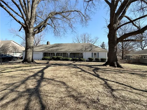 9001 Cherokee Ln, Leawood, KS 66206