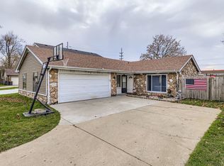 8 Southbury Ct, Streamwood, IL 60107