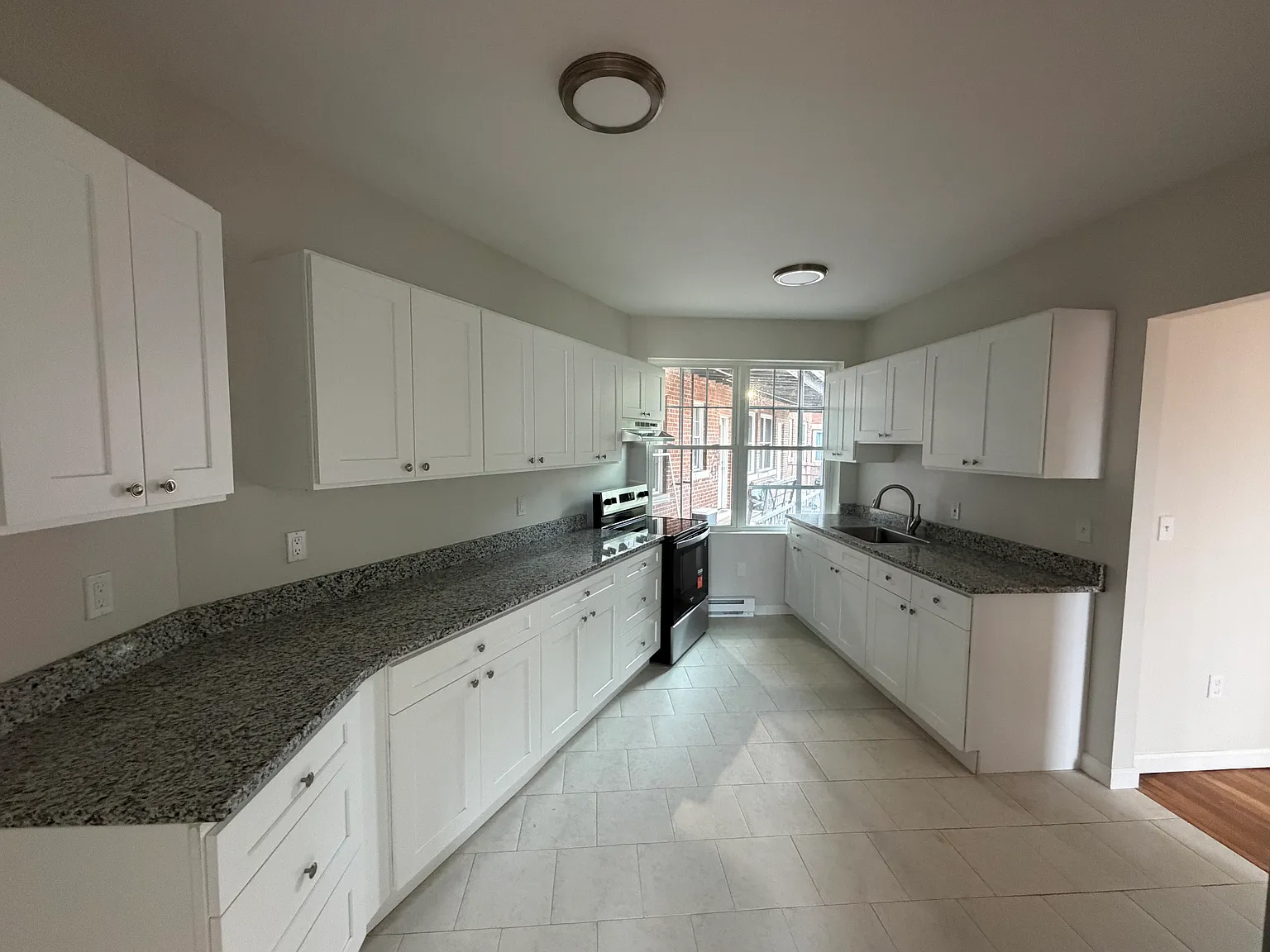2 bed, 900 sqft, $1,600 — Photo 3