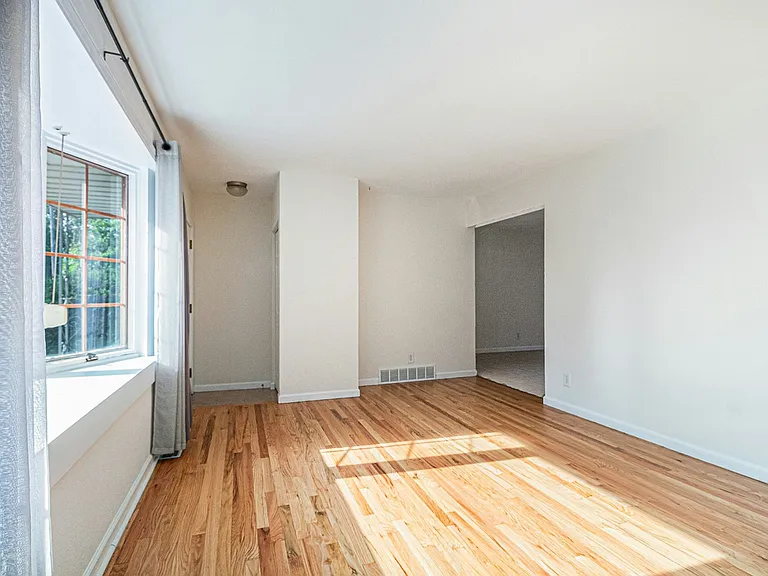 1035 N Maple Rd — Photo 13