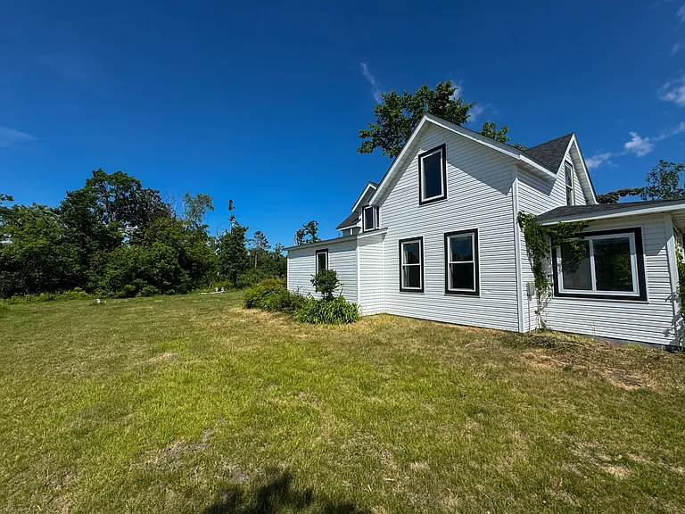 1085 E Ave NE — Photo 13