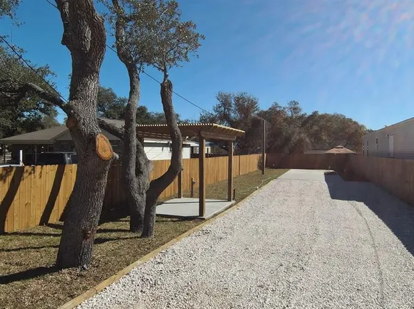 614 N Doughty St, Rockport, TX 78382