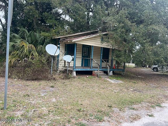 2nd image of 1800 NE 17TH Place
