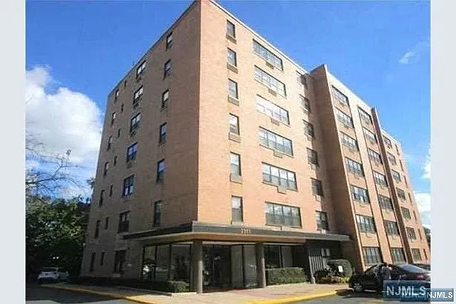 2352 Linwood Ave APT 1D photo 1