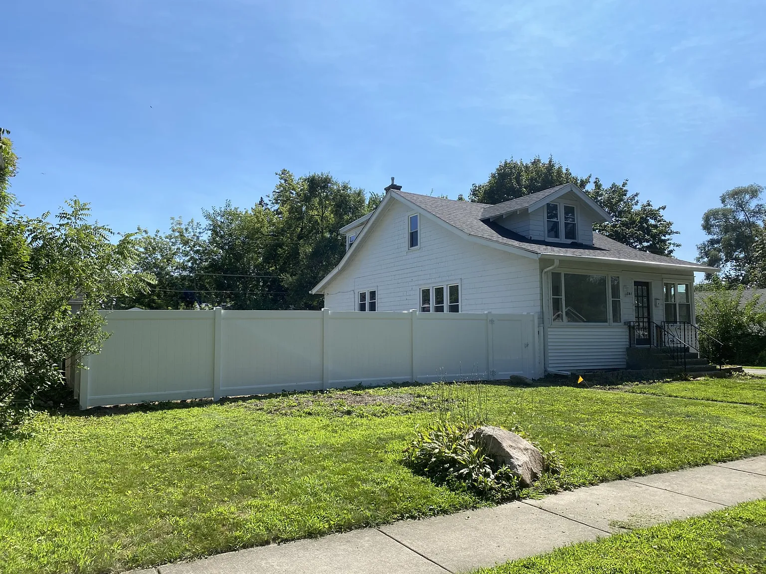5 bed, 2000 sqft, $2,700 — Photo 2