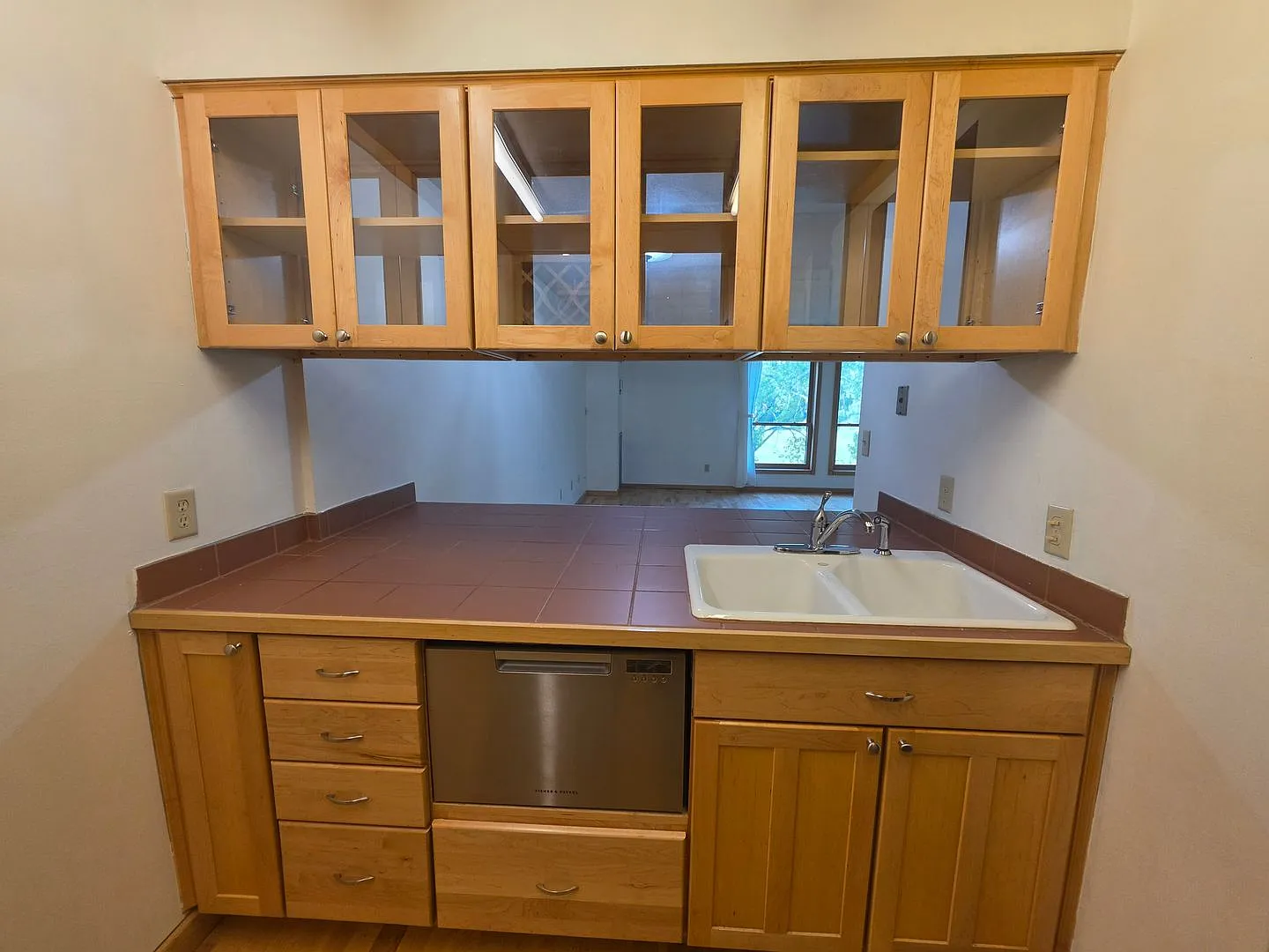 Spacious Top-Floor Studio in Edina - All Utilities Included — Photo 3