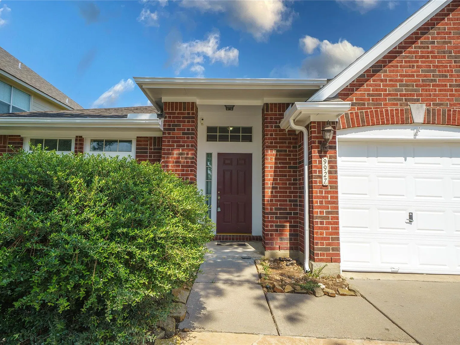 3 bed, 2.0 bath, 2081 sqft, $2,200 — Photo 2