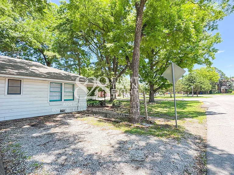 930 Miller Ave — Photo 3