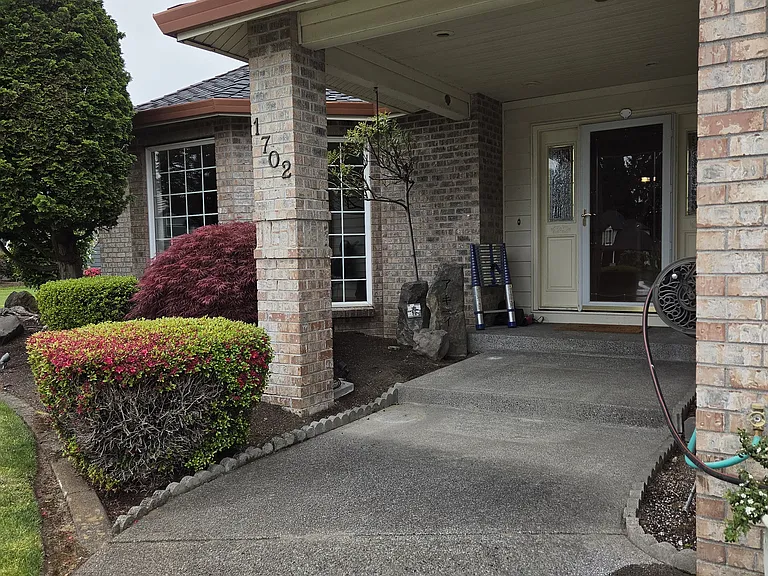1702 NW Gregory Dr — Photo 3