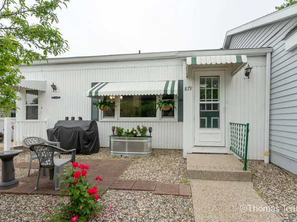 879 Village Ln, Jenison, MI 49428