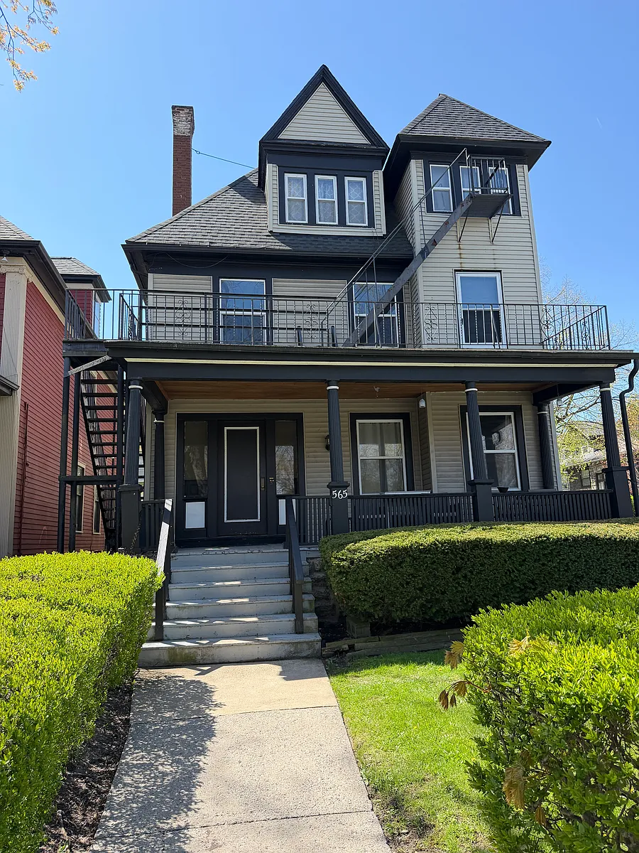 Building Photo - 565 W Delavan Ave #2