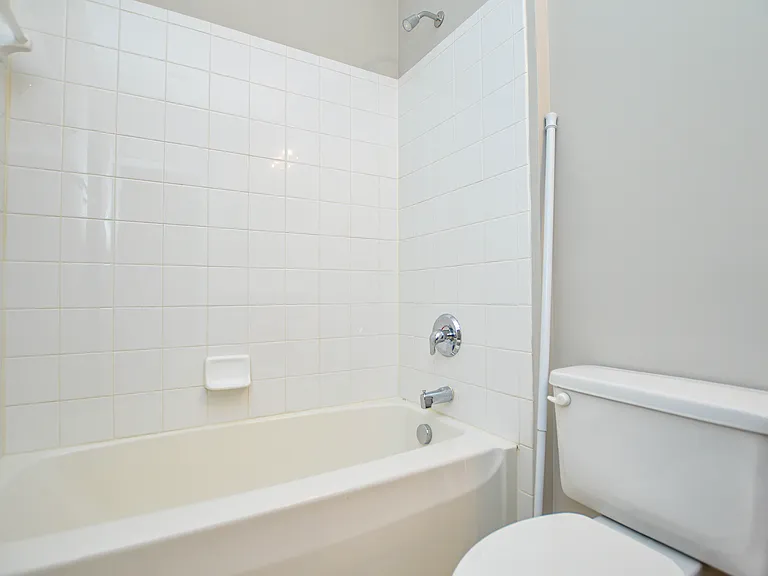 9823 Hyde Glen Ct — Photo 20