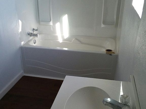 Bathroom (Bathtub view)